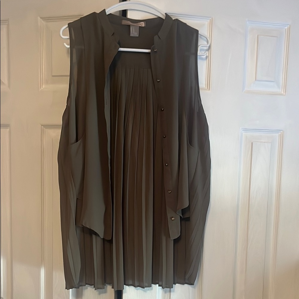 Sleeveless Pleated Blouse in Olive